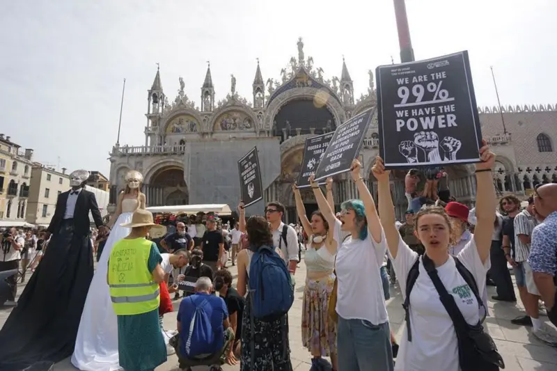  A Side Note on a City: Venice Between Bezos’ Wedding and Tourist Fatigue